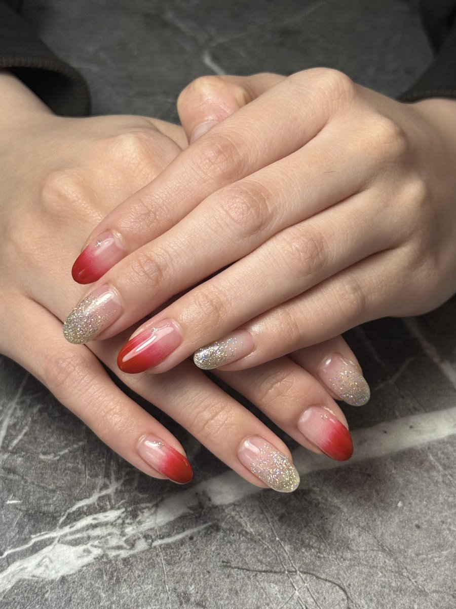 そういえばこの前のアニメソングスに合わせてネイルを変えておりました💅✨
大好きな赤色とフラッシュラメのグラデーションだよー
でも次のぼかしょにはまた別のネイルにしちゃうからみんなに見せられる期間短いなぁ🥲

また次のネイルも見てね🫶❤️