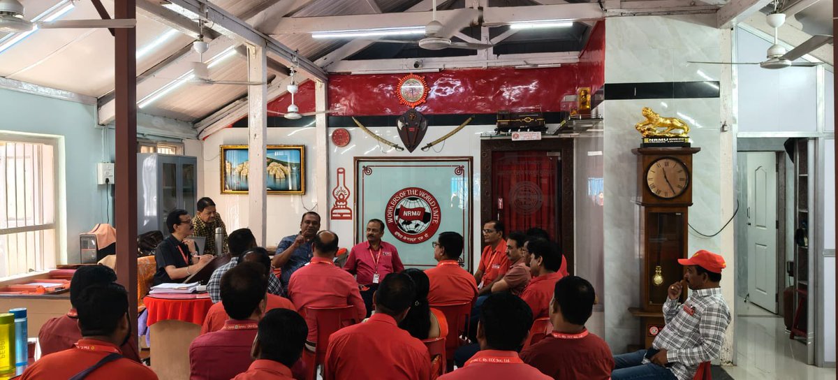 venupnair_nrmu's tweet photo. At 11 hrs. …. Matunga HQ office. ….🙏🏻🚩🚩🚩🚩 https://t.co/x0A7rA6QFU