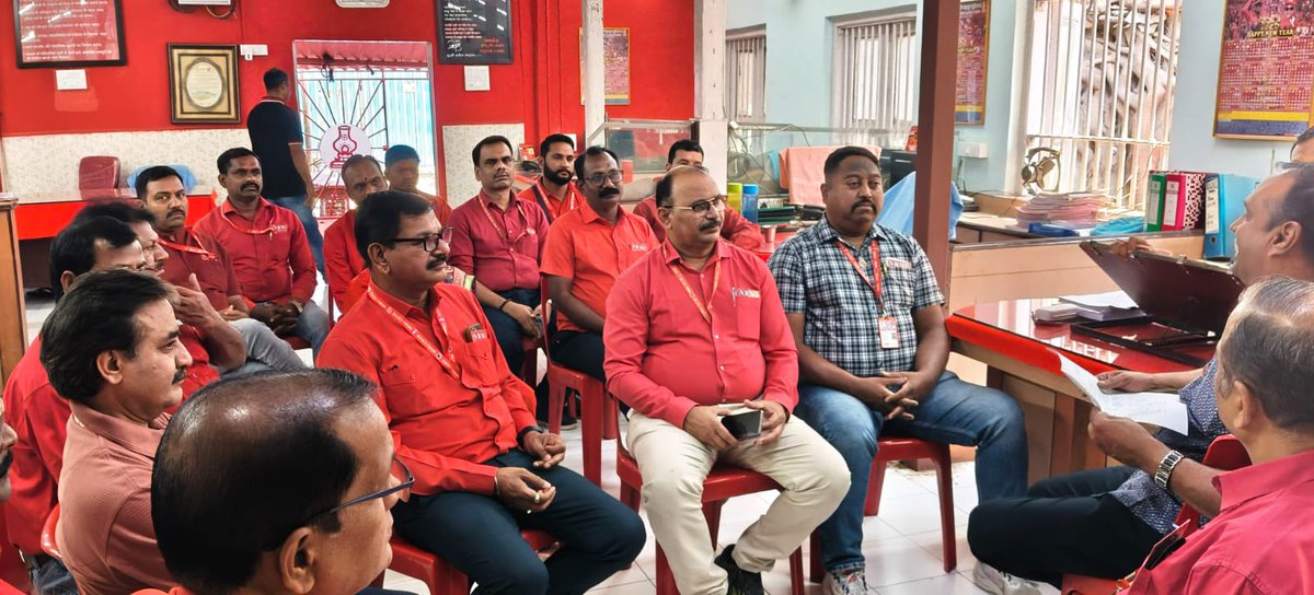 venupnair_nrmu's tweet photo. At 11 hrs. …. Matunga HQ office. ….🙏🏻🚩🚩🚩🚩 https://t.co/x0A7rA6QFU