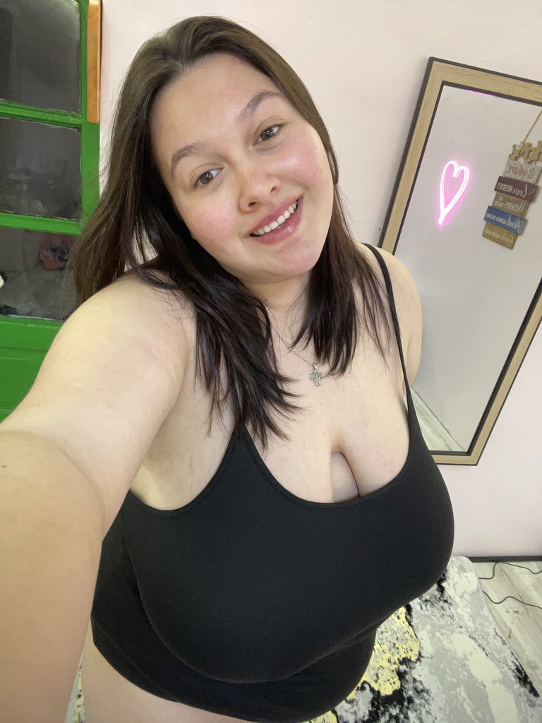 Rebeka365925's tweet photo. Describe me in one word 🥹 be honest  ✨ https://t.co/YeQwtZJf26