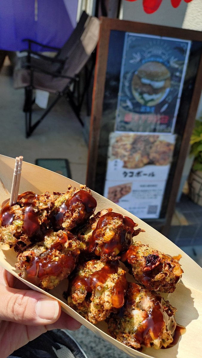 akakko_18vfk's tweet photo. 折古の浜の近くに素敵なお店があったので覗いていたら、ワンちゃんに吠えられました
タコボールは給食のメニューにあったそうな！カリカリでおっいしい！！
鯛バーガーもレモンタルタルト相まって絶品でした！
ちゃんと甲斐犬のギンちゃんとは仲良くなりましたワン
山梨の甲斐犬より逞しいギンちゃん笑 https://t.co/7P1uEqmp1z