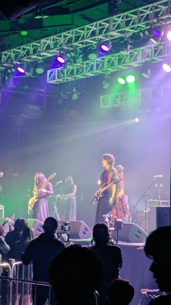 22【奈良育英中学校・高等学校】「霹靂(読み:カムトケ)」

ボーカルの堂々としたステージングと迫力満点の歌声。
そこに、一糸乱れぬバンドの伴奏が加わって、「風格」を感じるステージでした♪
※前回大会優勝校

スゲーーー!

#軽音楽部 
#軽音楽SUMMIT
#全国大会
#高校軽音日本一
#軽音楽発表会