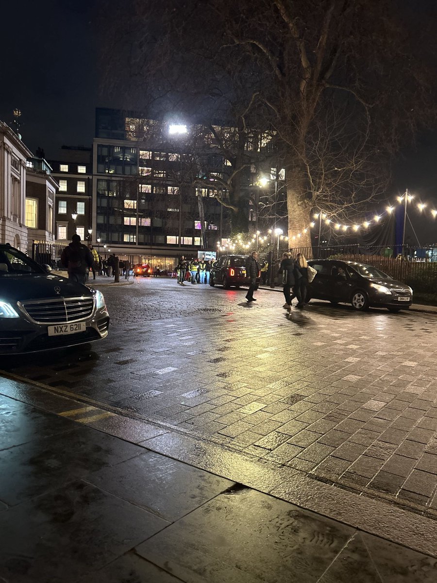 actingfug's tweet photo. next up I was also briefly in netflix's Man vs Baby!! thats me walking by the dog lady, and also some pictures of the location and the sick holding room we had for the day!! https://t.co/INpZ8Mf7G3