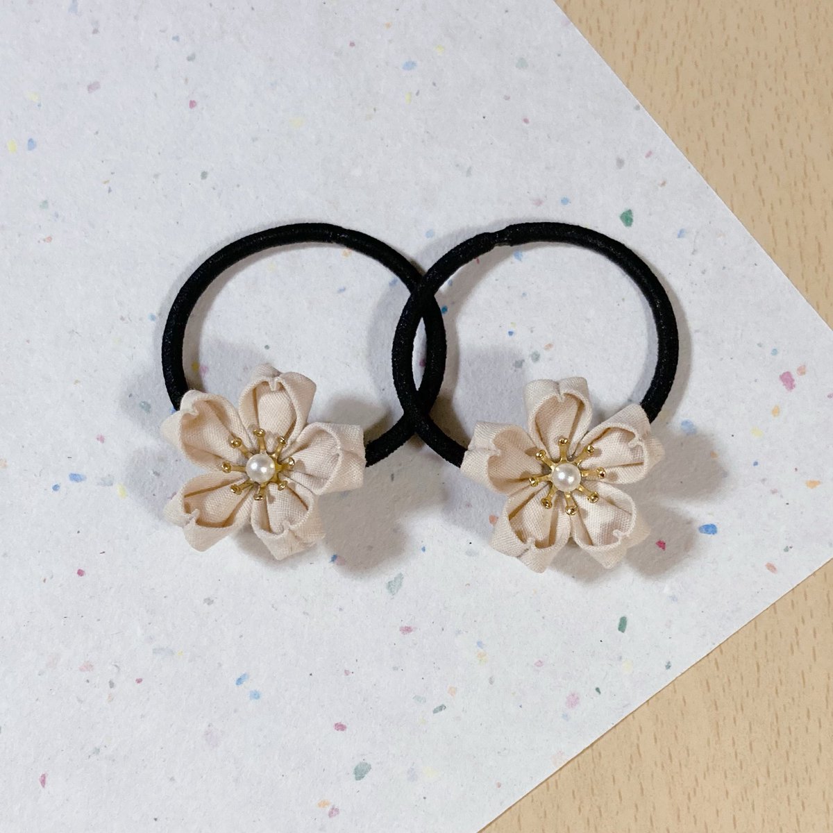 春の新作🌸
桜のヘアゴムできました！
桜の紅葉で染めたリアルな淡い桜色。
minneで販売中です。

#つまみ細工 
#草木染め
#桜
#minne
#秋田