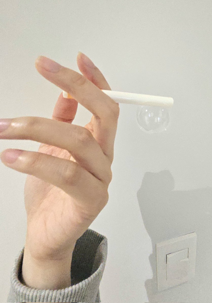 rok0813's tweet photo. 비흡연자인데 맴 힘들때마다 필려고
담배모양 비눗방울 제품 구매함
방울 잘나와요 만족스러움
화장실 샤워부스 안에서 쪼그려 앉아갖고 불면 재미있어요 https://t.co/fe5tmqGIP1