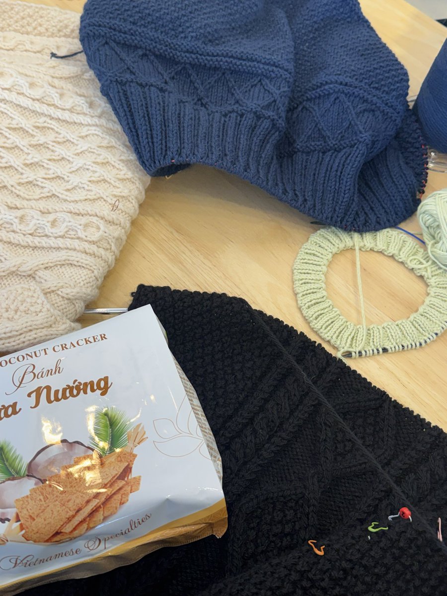 오랜만에 혼자보낼 생일을 함께 보내준 구뜨멤바들 🩵🧡 선물로 도안집 받고 뜨개하고 만두맛집에 가고 
1초 브이로그를 찍는다는 걸 이제 생각나버린....🙄