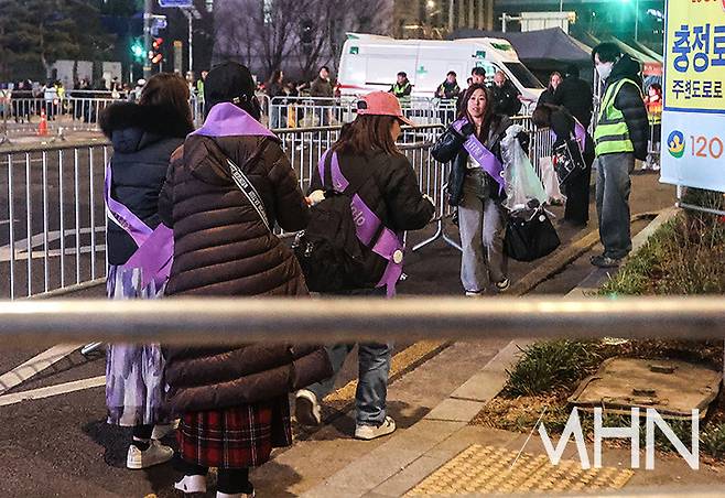 ภาพอาร์มี่อาสาสมัครที่ช่วยกันเก็บขยะหลังคัมแบ็กโชว์ <a href="/BTS_twt/">방탄소년단</a> จบลง 

‘ควังฮวามุนเกลี้ยงไร้ขยะ วัฒนธรรมพลเมืองอย่างผู้มีวุฒิภาวะ’ ‘วัฒนธรรมการชมคอนเสิร์ตอย่างผู้มีวุฒิภาวะ’
‘แม้การแสดงจะจบลงแล้ว ระเบียบวินัยของอาร์มี่เปล่งประกาย’