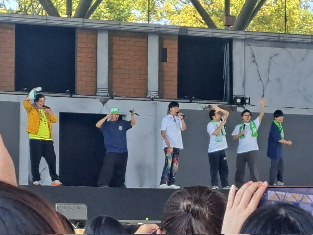 usami222's tweet photo. 初めてのフィッシャーズのイベントに参加してきました～～～！！
生の推し達を見れてほんとに楽しかった～～～！！
付き合ってくれた夫と息子に感謝！
また九州に来てください～！メルヘン村とかどうですか…！！🤣
#フィッシャーズ
#グリーンランド https://t.co/9wbmGw9gdH