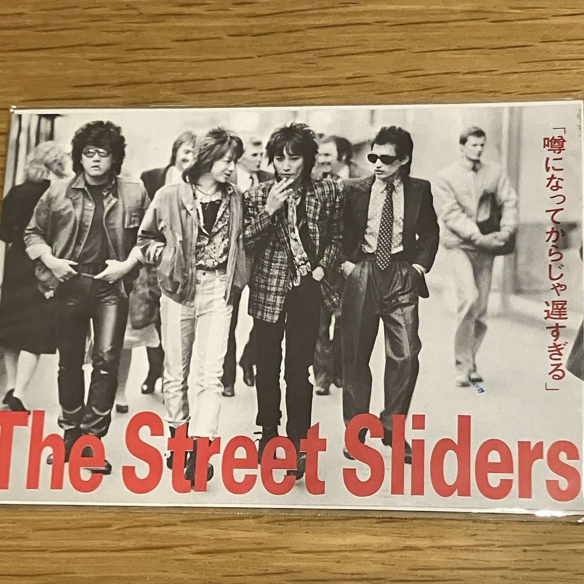 shatterd2's tweet photo. 実家に寄ってひと掴みのレコードを持ち帰る
自宅に帰ってから‥今日持ち帰ったレコード開けたら、スライダーズとストーンズのステッカーが入ってた！ https://t.co/yd9JU1j1LR
