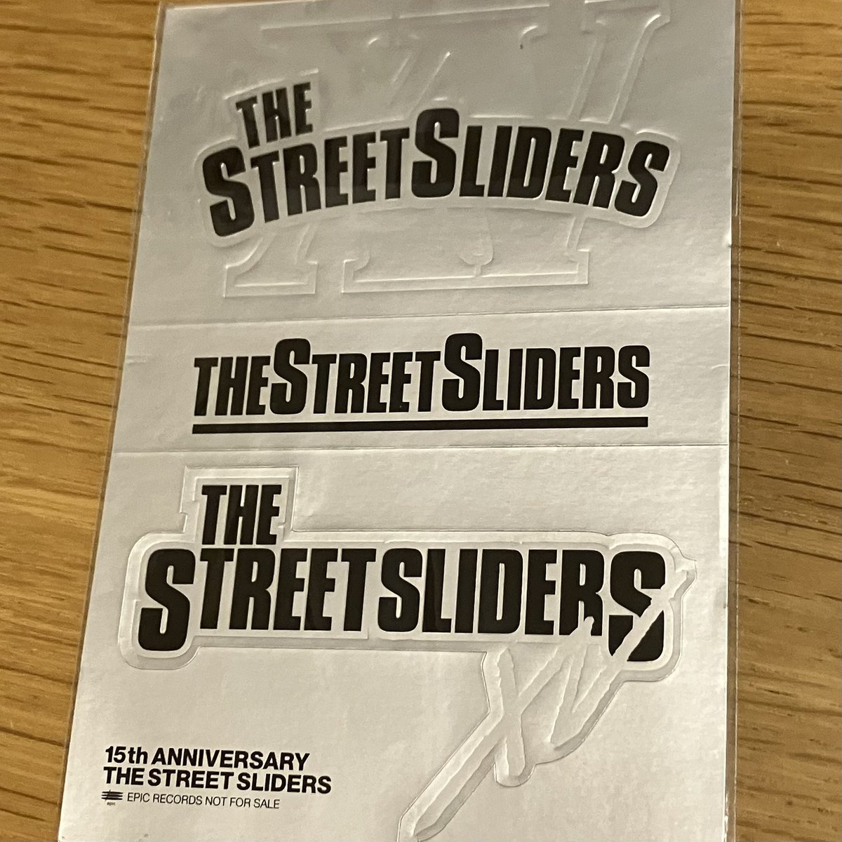 shatterd2's tweet photo. 実家に寄ってひと掴みのレコードを持ち帰る
自宅に帰ってから‥今日持ち帰ったレコード開けたら、スライダーズとストーンズのステッカーが入ってた！ https://t.co/yd9JU1j1LR