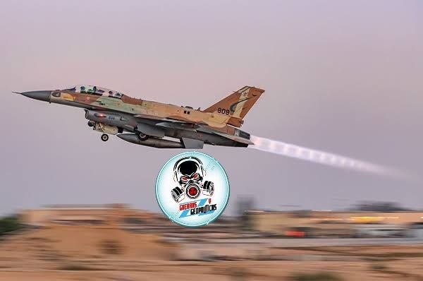 Guardianes de la Revolución: lograron alcanzar con éxito un F-16, exactamente a las 3:45 de la mañana en el centro de Irán, mediante sistemas modernos de defensa antiaérea de las Fuerzas Aeroespaciales de los Guardianes de la Revolución.