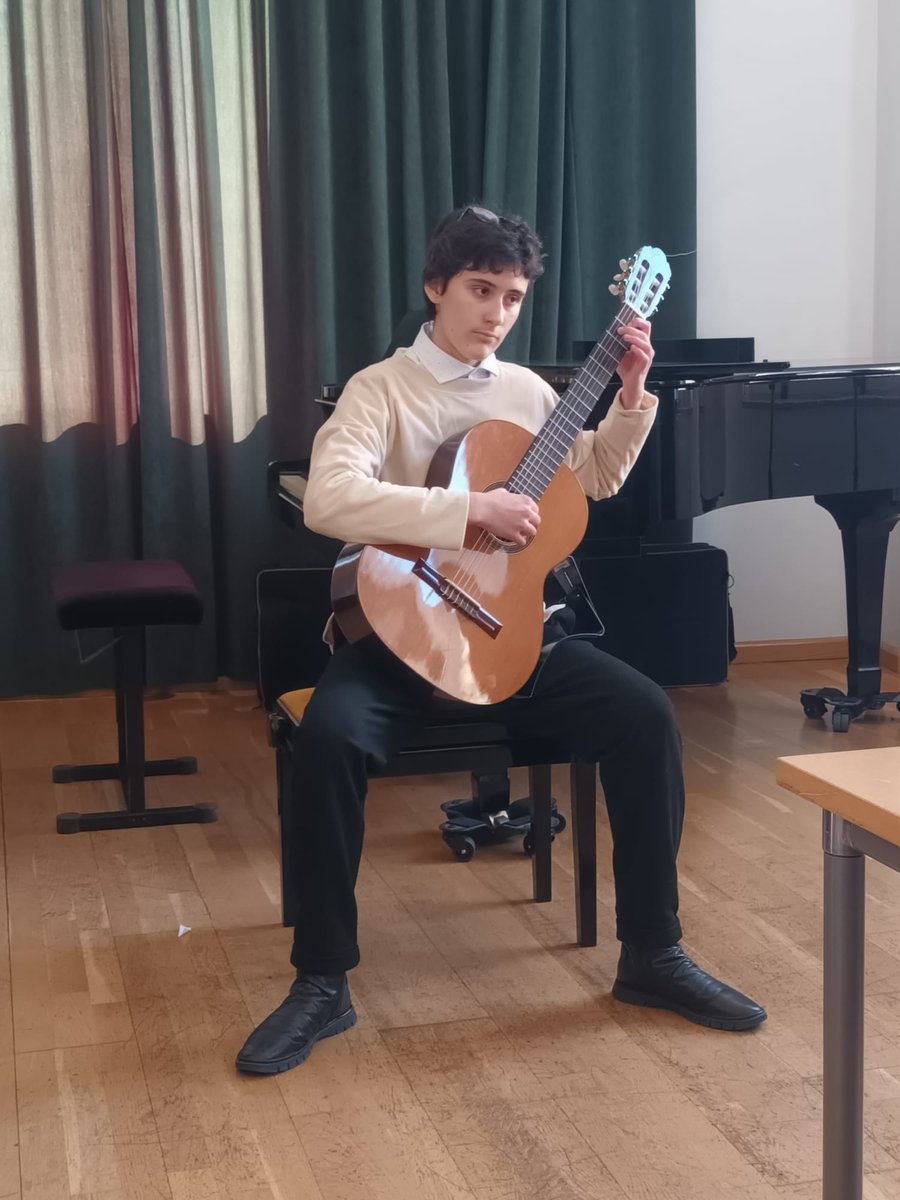 Fcaixescat's tweet photo. 🌟 Els joves talents musicals arriben a Manresa!
104 músics competeixen a les semifinals al Conservatori, després de 10 anys, amb l’objectiu d’arribar a la final al Monestir de Montserrat

18 finalistes brillaran i rebran un premi que impulsa el seu futur musical 🎶🏆

#PremiBBVA https://t.co/qiS1VfeqQH