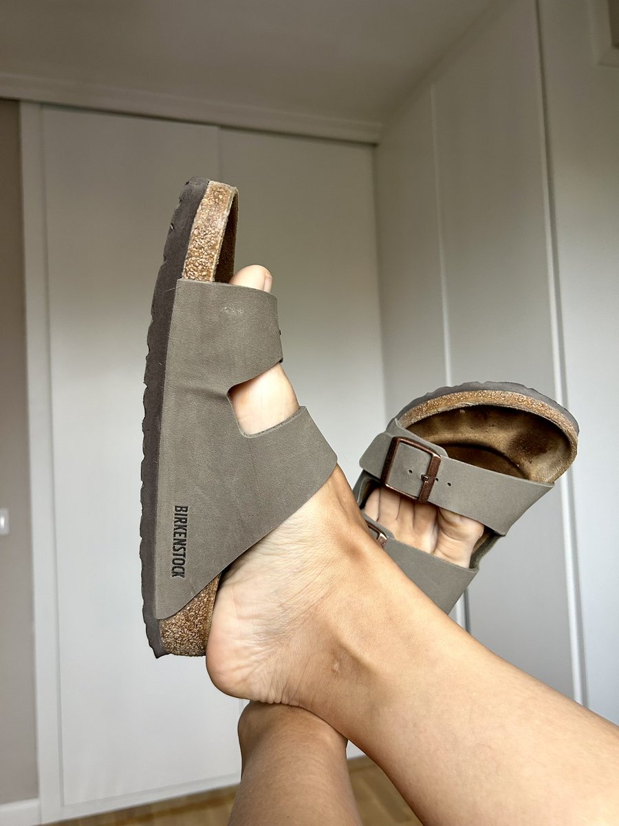 tiptoemaria's tweet photo. @rt_feet Dirty birkenstocks 🫣🖤 https://t.co/cI7rktPEse