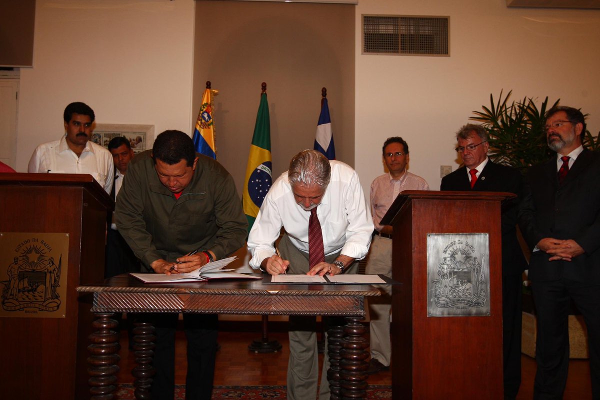 nas minhas andanças pelo wikipédia dei de cara com essa foto. jaques wagner, hugo chavez e nicolas maduro no palácio de ondina. que site maravilhoso é o wikipedia