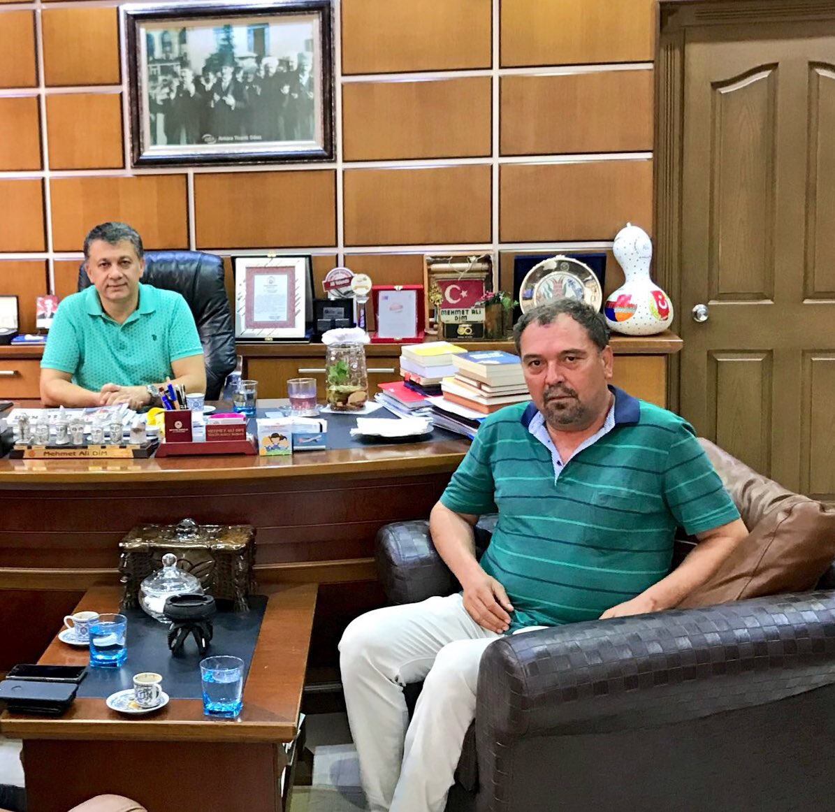 MehmetAliDim's tweet photo. Bugün acı bir haberle sarsıldım. Meslektaşım sürekli basın kartı sahibi Fazıl Tunç'un vefat haberini aldım. Ani bir rahatsızlık sonucu uzun süredir yoğun bakımdaydı. Doktorlar çok umut vermiyorlardı. Her an her şey olabilir deniyordu. Maalesef bugün vefat haberi geldi. Yarın memleketi Gazipaşa’da toprağa vereceğiz. Allah rahmet eylesin. Başımız sağolsun.

Fazıl, mesleğe 1989 yılında Yeni Alanya’da spor muhabiri olarak başlamıştı. Eğitimi gazetecilik olmamasına rağmen iyi bir gazeteci oldu. Basamakları birer birer çıktı. 1990'ların ortalarında bir süre Kanal A'da TV gazeteciliği yaptı. 1999'da bir yıl kadar Alanya Gazeteciler Cemiyeti'nin başkanlığını yaptı. Sonra Antalya'da Anadolu Ajansı'nda muhabir ve bölge müdürü olarak görev yaptı. Son olarak gazete sahipliği hayalini gerçekleştirdi ve Gerçek Alanya gazetesini kurdu. Daha sonra gazeteyi devrederek ticarete atıldı. Sağlığına hiç önem vermezdi. Nitekim hastaneye ilk ve son gidişi bu oldu. 65 yaşındaydı ama çok genç görünürdü. Geriye anılarımız ve fotoğraflarımız kaldı. Ruhu şad olsun.