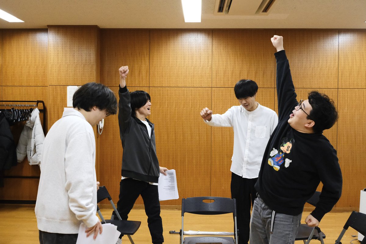chiaki_act's tweet photo. 昨日撮った稽古場写真たち📷

作品全体は女性verが♥️だとしたら男性verは♠️って感じで
キラキラ！かわいい！よりも、人となりの可愛さが見える登場人物たちになりそうって思いました🫶

私たちとは全然違うところが課題になっていたりして、それも面白かったです

#人間嫌い
#みんなクリスマスが好き https://t.co/B3QUqvsJ66