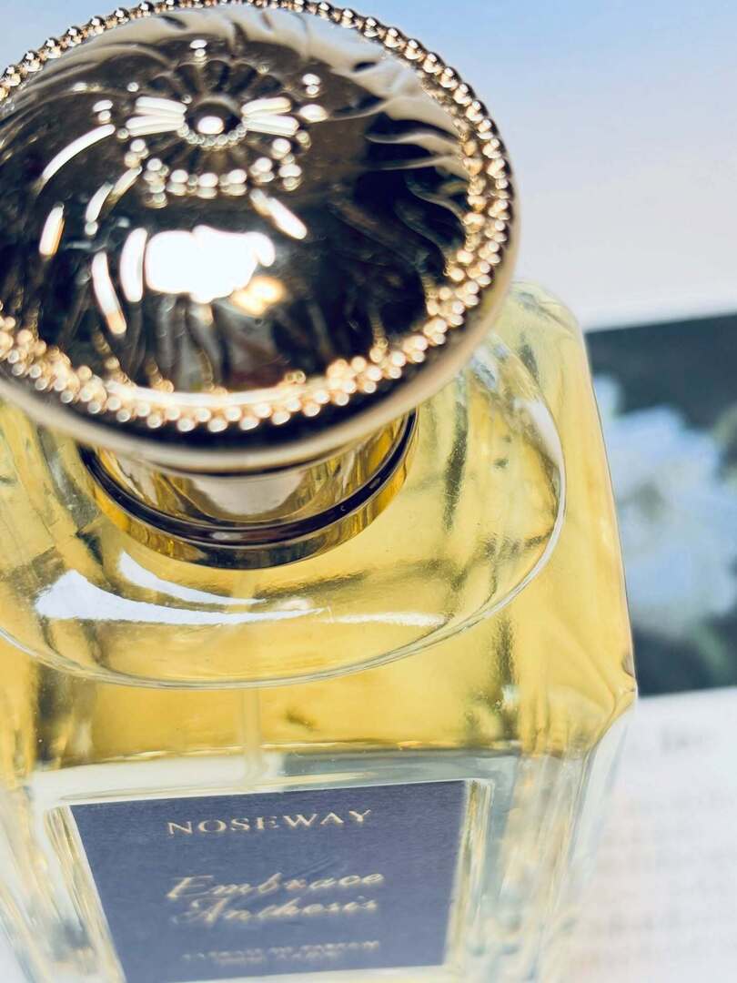 台灣最大的小眾香水選品店 NoseWay 自 2024 年起推出的原創香氛系列，
每一季都會發表新作，目前已累積至 28 支作品。

Embrace Anthesis（2025）
從梔子花那層帶著厚度的乳白香氣深處，慢慢透出像是讓臉頰微微泛紅的暖意，
最後滑向帶甜度的丁香花調……
如果你和我一樣喜歡…