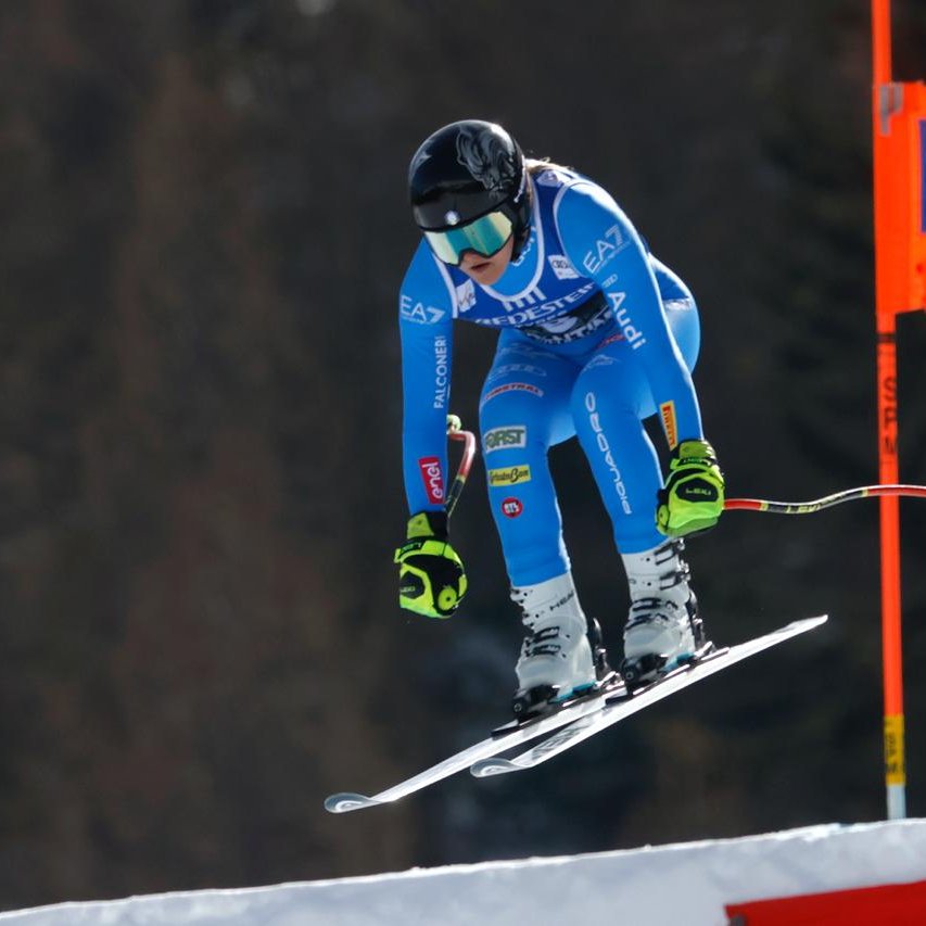 ItaliaTeam_it's tweet photo. SIGNORE E SIGNORI…
… giù il cappello per LAURA PIROVANO! 🎩

La VINCITRICE della Coppa del Mondo di discesa libera femminile con 536 punti! 🤩
Adesso è nell’Olimpo dello sci alpino! ⛷️

È tempo di festa in Norvegiaaaaa! 🎉

#ItaliaTeam @Fisiofficial https://t.co/8bHaQg3C40