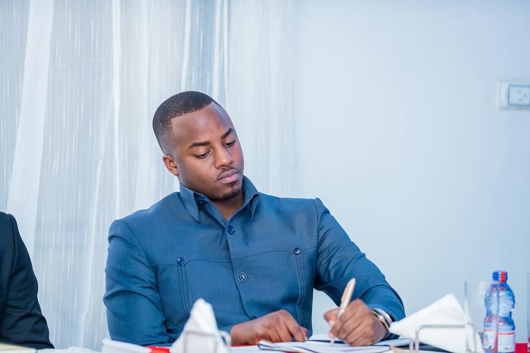 KiayimaPlacide's tweet photo. @didier_kamerhe a réuni les conseillers communaux de @uncrdc : cap sur l’unité, la responsabilité et le soutien aux institutions.
Message relayé de @VitalKamerhe1 et appui réaffirmé au Président @fatshi13_.
📅 Mobilisation lancée pour le 11 avril 2026 à Kasa-Vubu. https://t.co/AkFmCijwbj