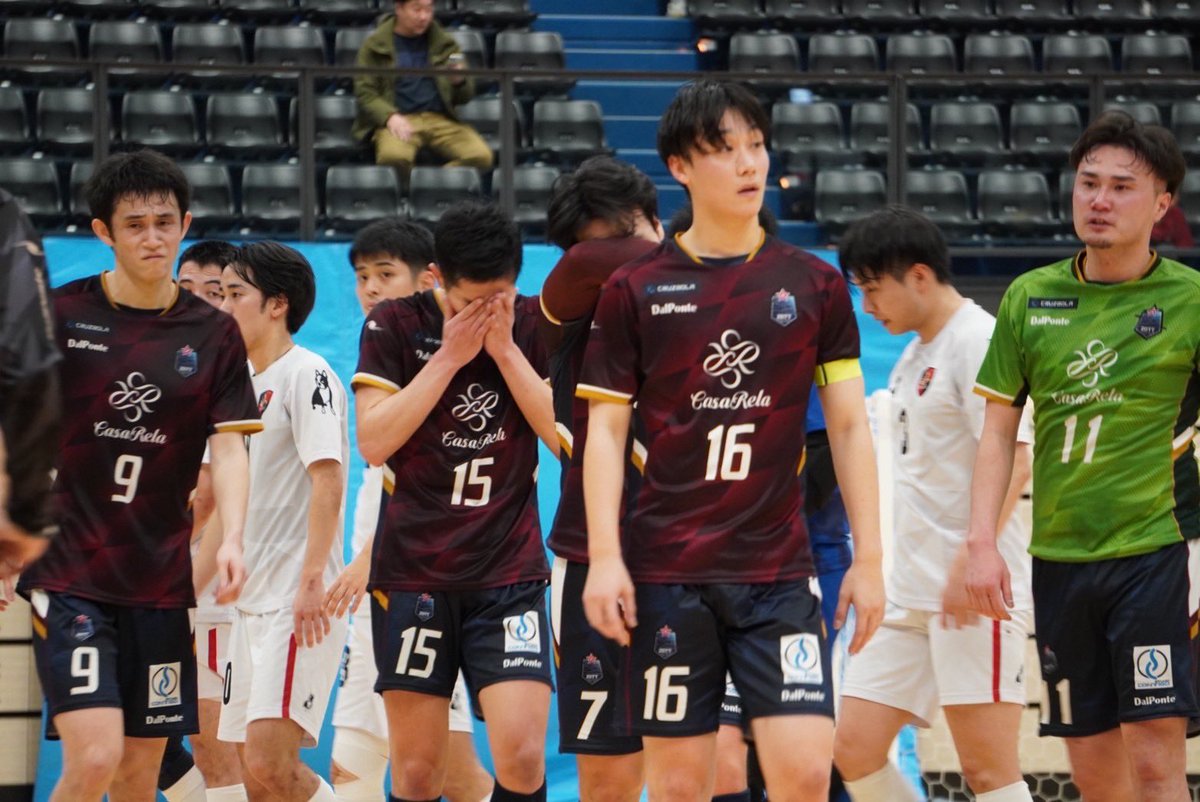 KIYONO_ZOTT16's tweet photo. 遅くなりましたが…
先週、全日本選手権ベスト16で名古屋オーシャンズに敗れて2025-26シーズンが終了しました。

3年連続で地域CLと全日本選手権に出て最後の最後までシーズンを送れたことは、このカテゴリーにいる中で本当に幸せなことだとは思います。
ただ自分たちに明確な目標があり、それを最終的に達成できていない以上、強く残るのは悔しい記憶です。

26年のクラブの歴史の中でメンバーが入れ替わっていっても、最後の最後で目標を達成できないで終わることが多いのは、ずっと変わらずに居続けている僕自身の責任なことは自覚してます。

本当にがんばってくれた選手たちに申し訳ない気持ちはもちろんありますが、
それでも
『勝利に導けなかった』とか
『勝たせてあげられなかった』
なんて自分が上に立つような言葉は微塵も出てきません。
役割が違うだけで、想いは選手の時と何も変わらずに
『この最高の仲間と共に勝ってみんなで喜びたい』
ただそれだけです。

来シーズンこそ目標達成してみんなで嬉し泣きできるように…
僕ができることを今一度しっかり精査しつつ、僕に足りないものも精査して、そこを助けてくれる仲間の力を借りて、
選手もスタッフも同じ目線でまたがんばっていきたいとおもいます。

今シーズン���1年間たくさんの方々に応援いただきました。
クラブを代表して御礼申し上げます。
本当にありがとうございました。

2026-27シーズンもZOTT WASEDAをよろしくお願いします！

#ZOTT
#DalPonte