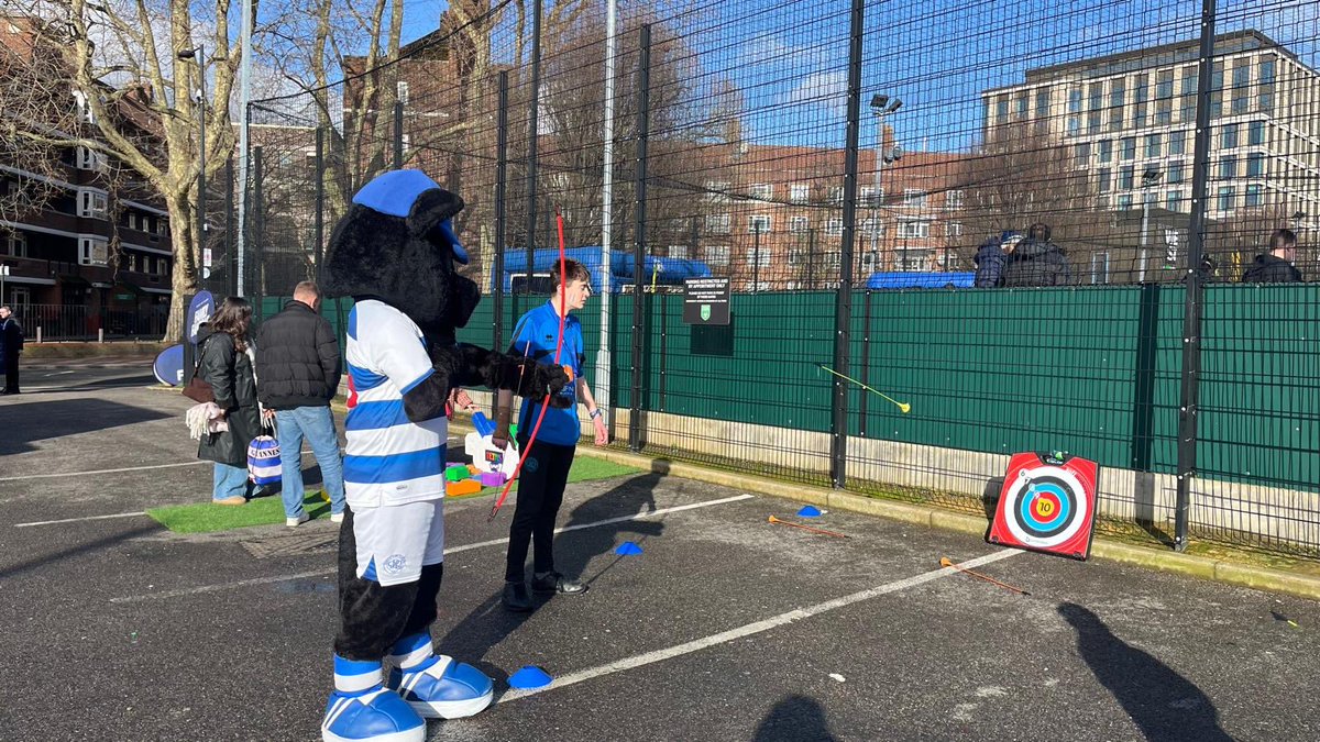 Taking the Shot at Archery 🎯

Join me at the Academia Fan Zone now! 🐾