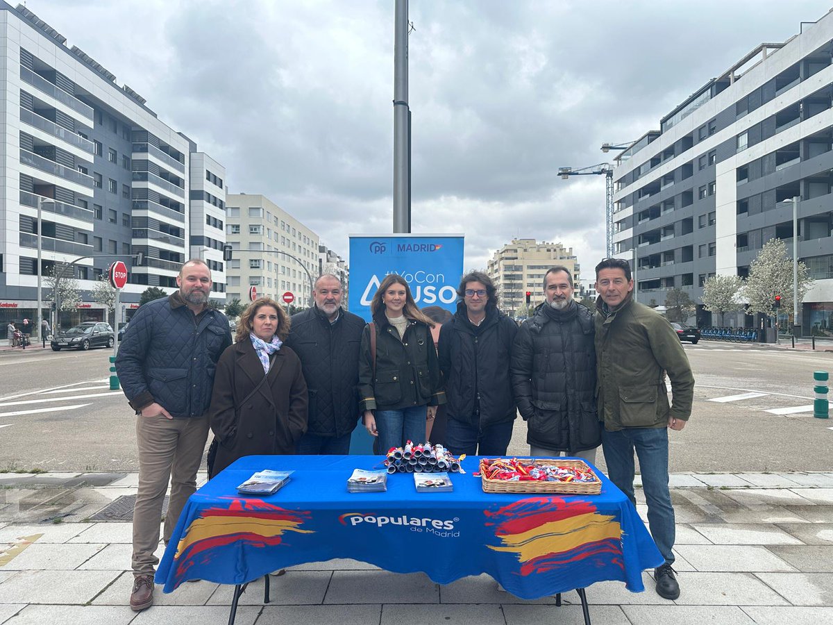 Mesa informativa en el Cañaveral con nuestro concejal Ángel Ramos y la diputada Paula Tundidor, explicando las más de 100 infraestructuras que el Ayuntamiento de Madrid está desarrollando en esta legislatura. Seguimos barrio a barrio 💙