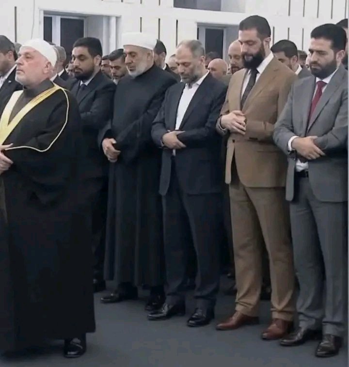 سألني احدهم هل يجوز الصلاة بالقنادر
فـ اجبتهُ لا اعلم
الي اعرفه القناددر لايجوز لها ان تصلي