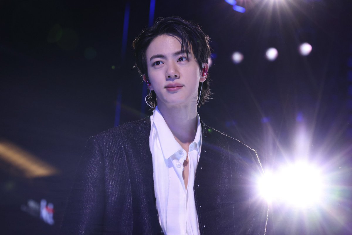 seokjin_updates's tweet photo. You were absolutely incredible tonight. You looked like a dream, and your singing was hauntingly beautiful, not to mention your smooth moves! I feel so lucky to have seen it, even from home. It's a privilege just to know you and be a fan. I'm so incredibly proud of you. Thanks for tonight, for Run Seokjin Ep.Tour, and for ECHO and HAPPY. I really wish you all the best in this next phase of your life. Go shine, my Rockstar. You were born for the stage.

SIREN JIN
THANK YOU JIN
#BTSLiveOnNetflix    
#BTSLive    #JIN