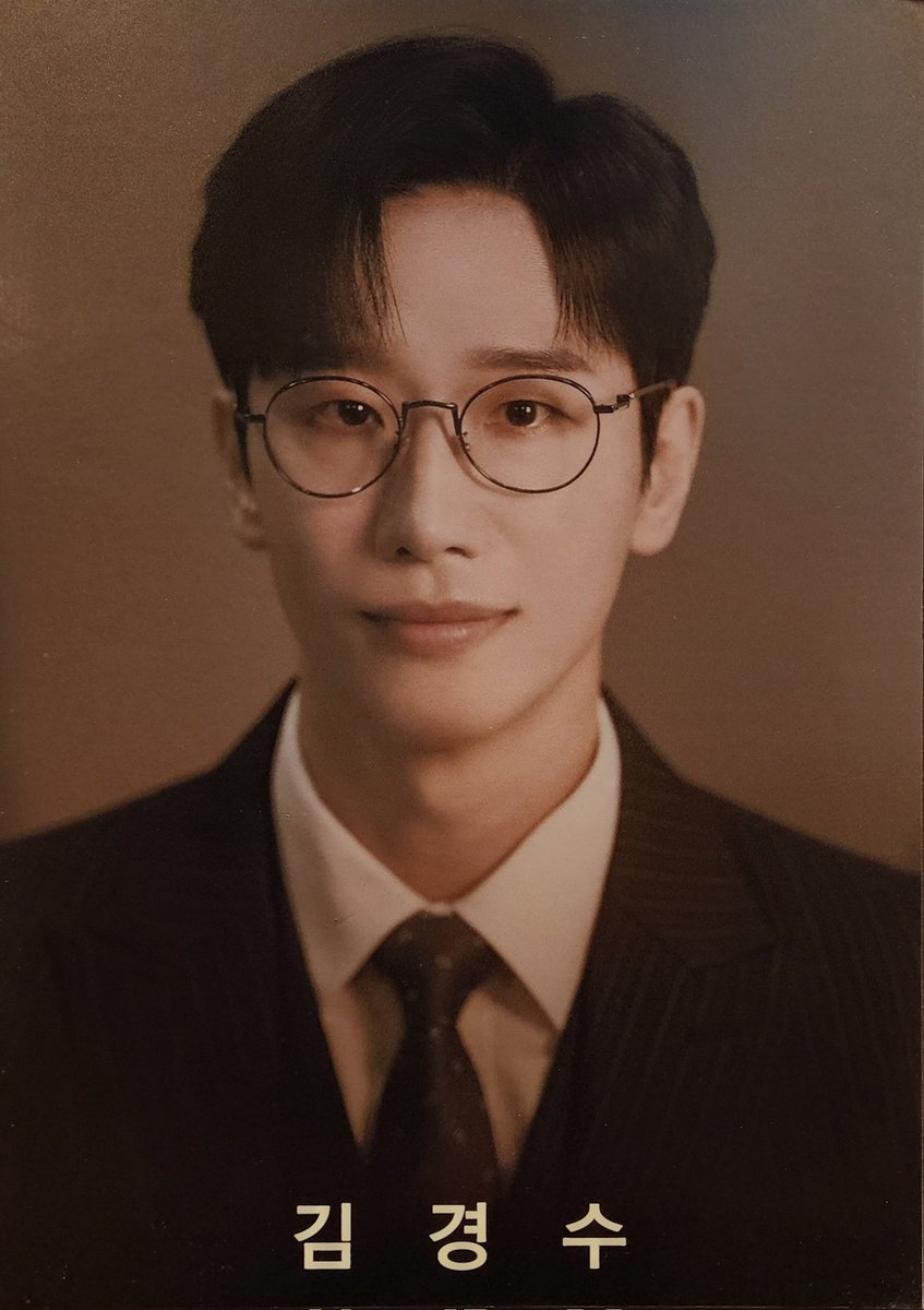 los1iim_anyz's tweet photo. 안경 진짜 잘어울리는 사람들 보면 얼굴에 안경을 위한 여백이 남아있음 https://t.co/QdxyNFAf1v