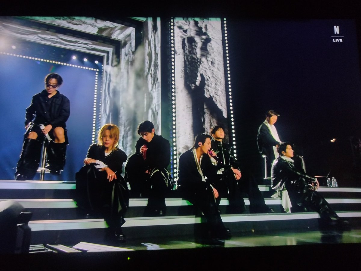 maxmil02's tweet photo. Hermosa mañana, verdad!? 
Gracias #BTS Sr #Netflix 
⟭⟬E ARE B⟬⟭CK
#arirang #swim #rm #jin #suga #jhope #jimin #taehyung #jungkook https://t.co/V2VuwXcBGX