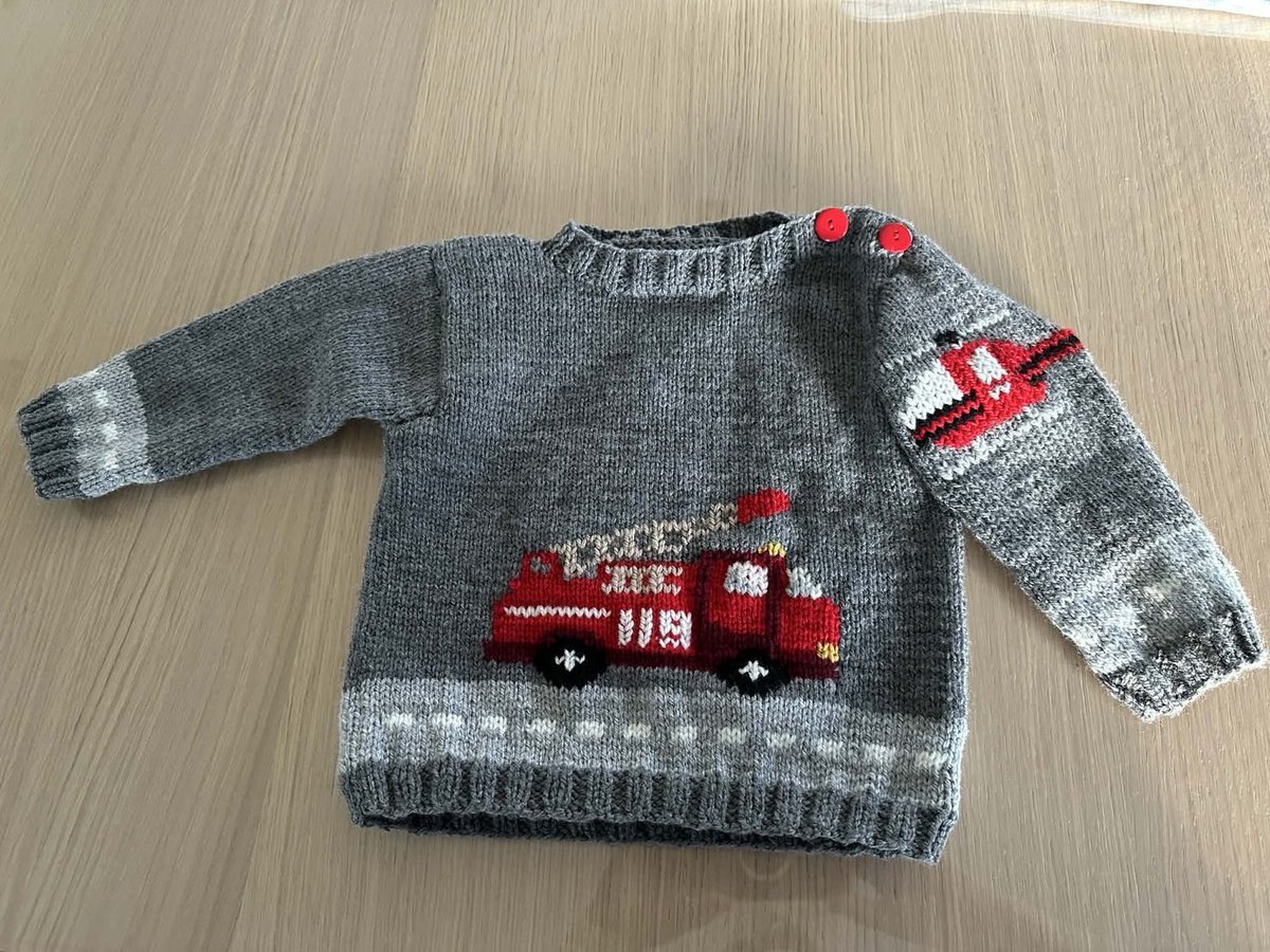 編み物得意な義母が消防車好きな息子のためにセーター編んでくれた🥺♡
しかもちゃんと日本の119番入ってる笑！
今年の冬日本に来てくれるのでその時に着てもらおう🚒