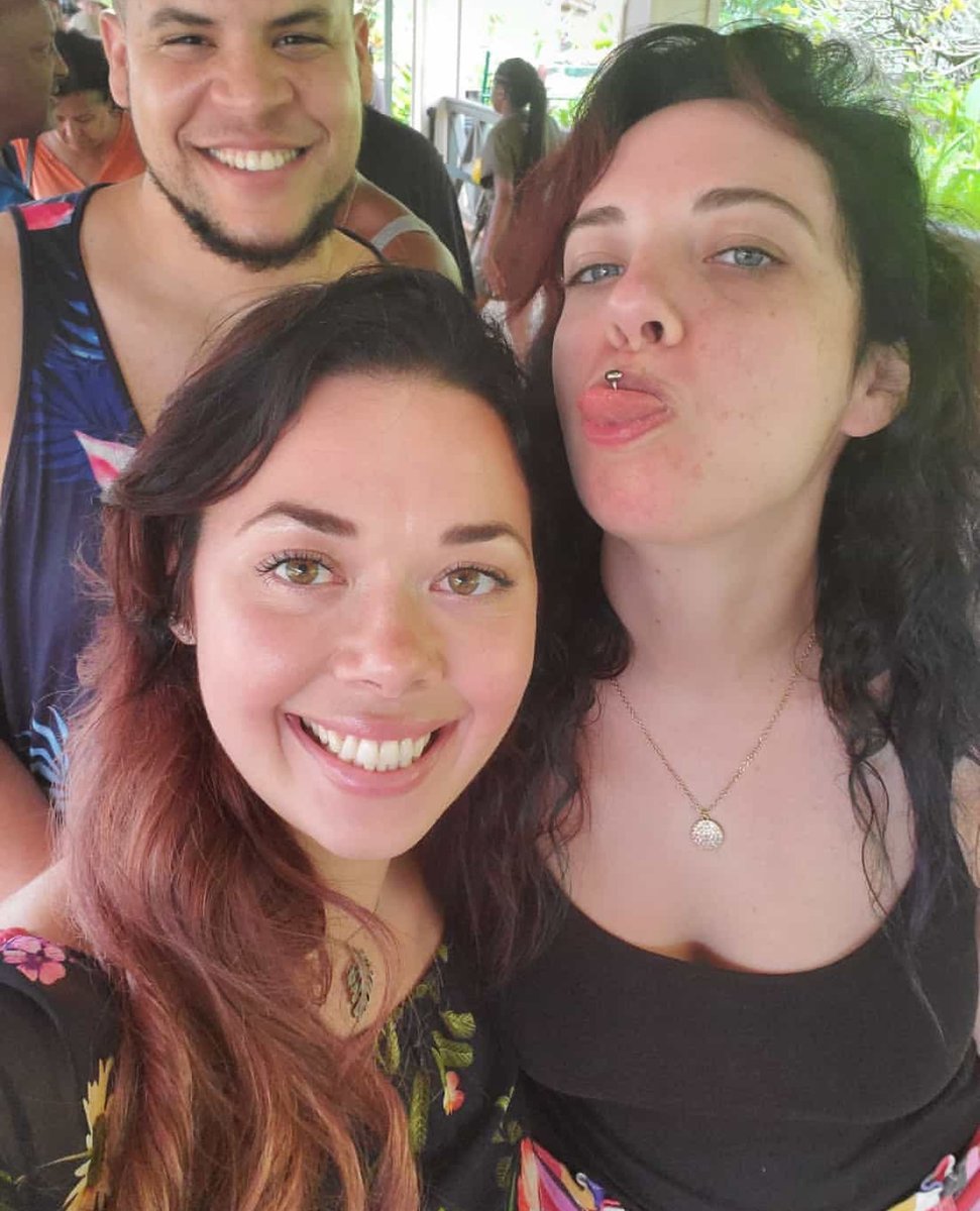 Threesomes Dating App🍍 tweet media