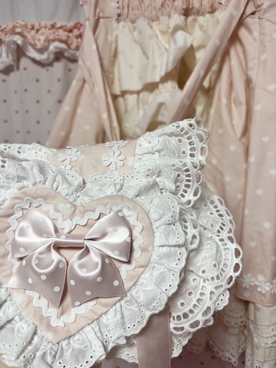 梦孚子lolita 꿈부자 로리타
乙女心结 소녀 마음의 매듭 시리즈
jsk + 헤도레 세트

현물가 406 -> 운포 7

2XL
기장 93
가슴 97-113
허리 82-97

2회 외출
하자, 오염 x

제가 찍은 사진이 누런끼가 많은데 실제 색감은 토르소샷과 유사합니다. 뽀용하게 귀여운 웜톤 핑크에요~

서치어 로리타 패션