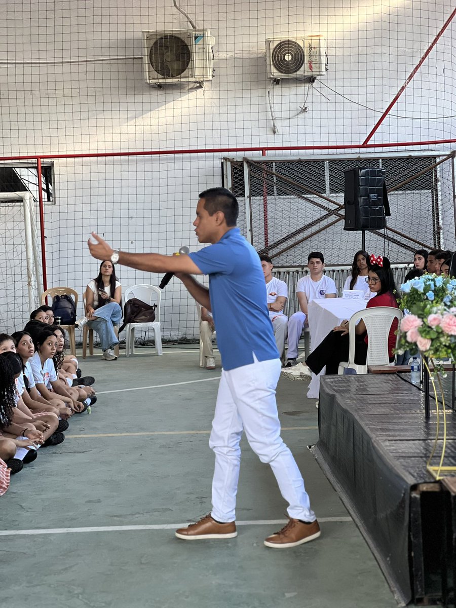 ¡Liderar no es tener un título, es tener la actitud para cambiar el futuro! 🚀 Hoy compartí con estudiantes del Gimnasio Moderno del Sinú sobre cómo el verdadero impacto nace de la empatía y el trabajo en equipo. ¡La nueva generación viene con todo! #LiderazgoJuvenil #Educación