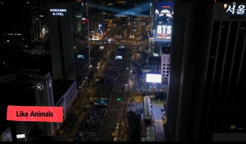 Luvsirjeon's tweet photo. @pannchoa The show started at night, so why are y’all sharing early photos? The crowd is so long anyway, but I guess whatever helps blinks and kpop stans sleep https://t.co/AcJBl3CLdB