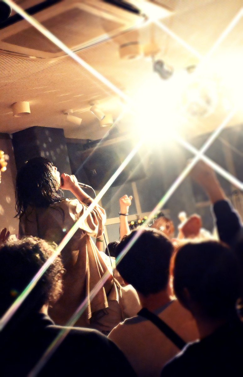 1時間29分もある自分たちのライブ映像を見終えた。ずっとバンドできたらいいのにな。こんな凄まじい光量の記憶もあるし、光ってることを忘れてしまうような小さく砕けた記憶もある。どちらも並列に同じように大事にしたい。できなかったことも沢山ある。でも、できるってことを忘れないであげたい。