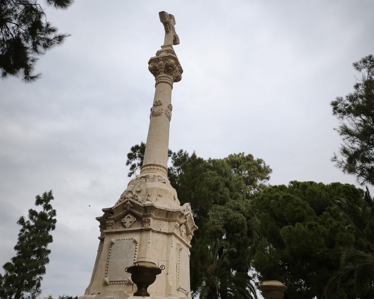 NuMoreno's tweet photo. Molt recomanable "El Museu del Silenci", la visita que fa Rafael Solaz pels carrers i avingudes del Cementeri Municipal de València. La vaig fer en 2010 per a un reportatge i m'ha agradat molt tornar. https://t.co/lbstgvy0s7