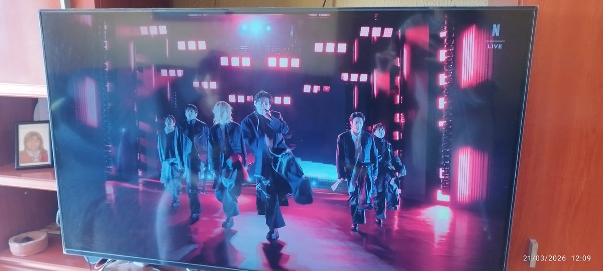 Lo he disfrutado como una niña en compañia de mi hija.  2 Army que reían y lloraban al ver a sus 7 ídolos reunidos de nuevo en un escenario.
¡Cuanto os hemos echado de menos BTS!
Por cierto, estaban todos guapísimos, con el pelo cortito como a mí me gusta!!!
#comebackliveBTS