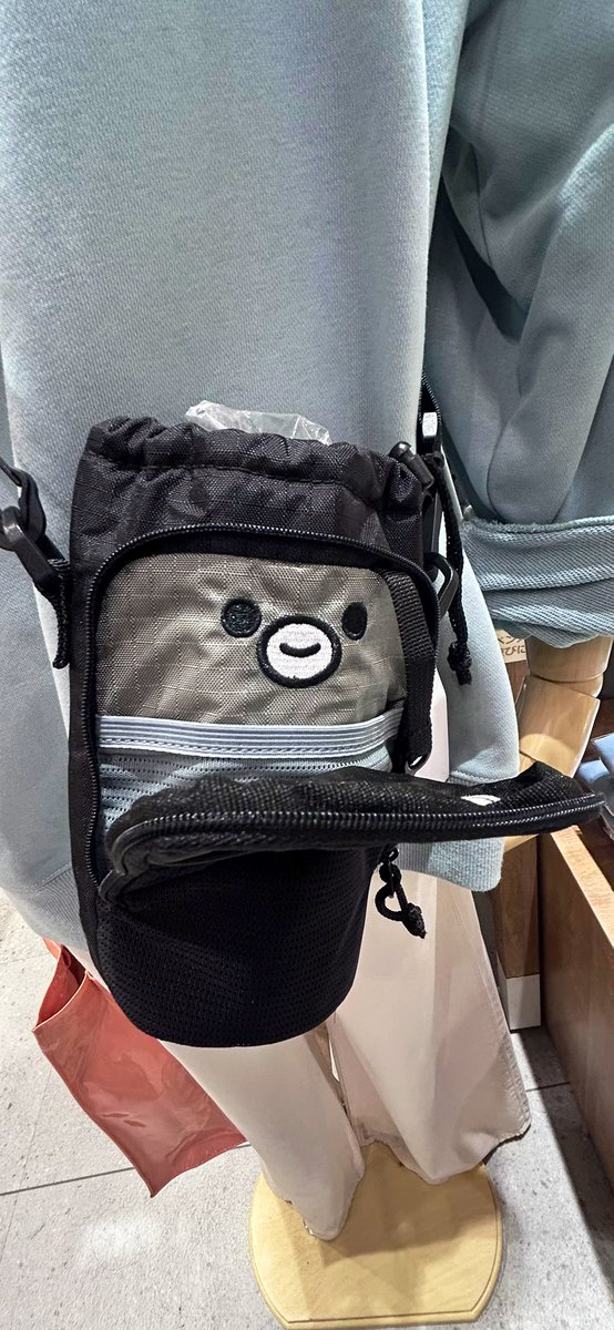 zn_bm's tweet photo. 夜勤して筋トレ受けてリハーサル行ってレッスン２本受けて締めペンスタ🐧

ボトルケース…ファスナー開けると子ペンちゃん出てくるの聞いてなくて声出た https://t.co/ipF2Yi7oLS