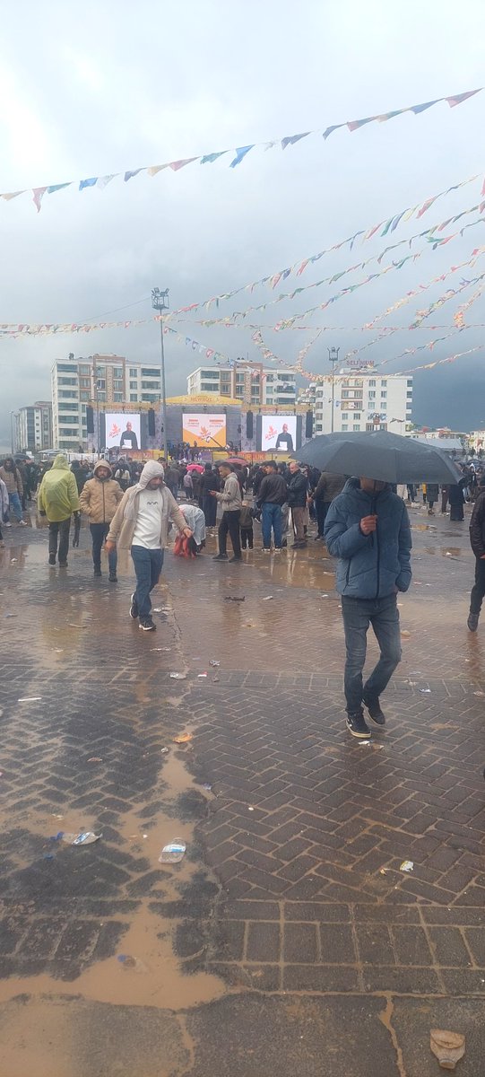 Yagmur yağınca burjuvalar gittib😅