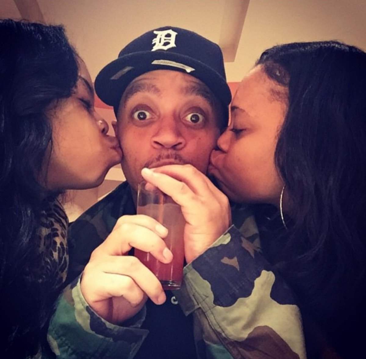 Threesomes Dating App🍍 tweet media