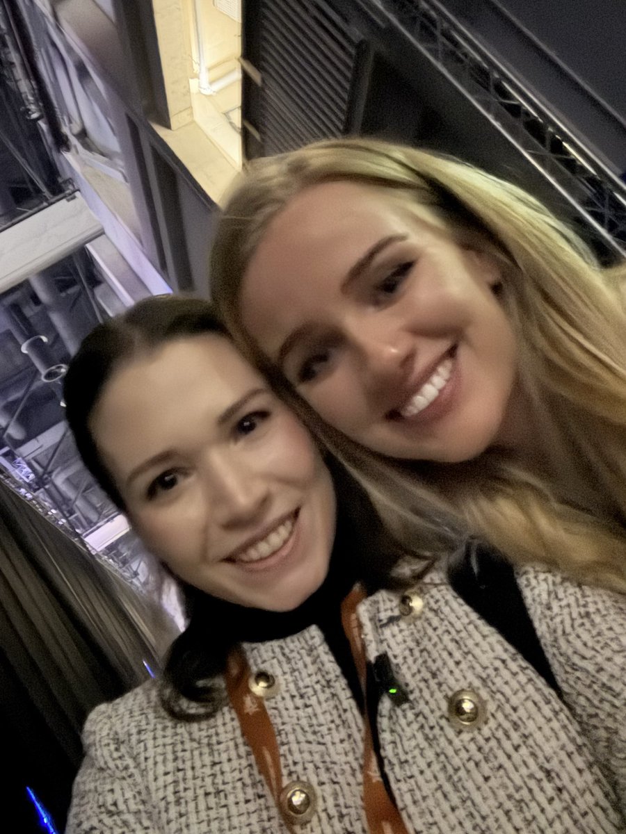 Eszter Párkányi tweet media