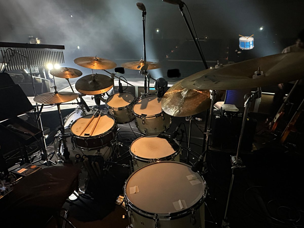 h_a_dr's tweet photo. そして、だいぶ時間が経ってしまいましたが……
先月、東京・札幌と公演をを終え、山内惠介さんのFCツアーが終了。
今年からわたくしバンドリーダーを務めさせていただきます。
来週からはいよいよ全国ツアー！
各チーム新体制、ベストを尽くして熱いサウンドをお届けします🔥
(写真はFCイベント時) https://t.co/bnHtbZV2Lt