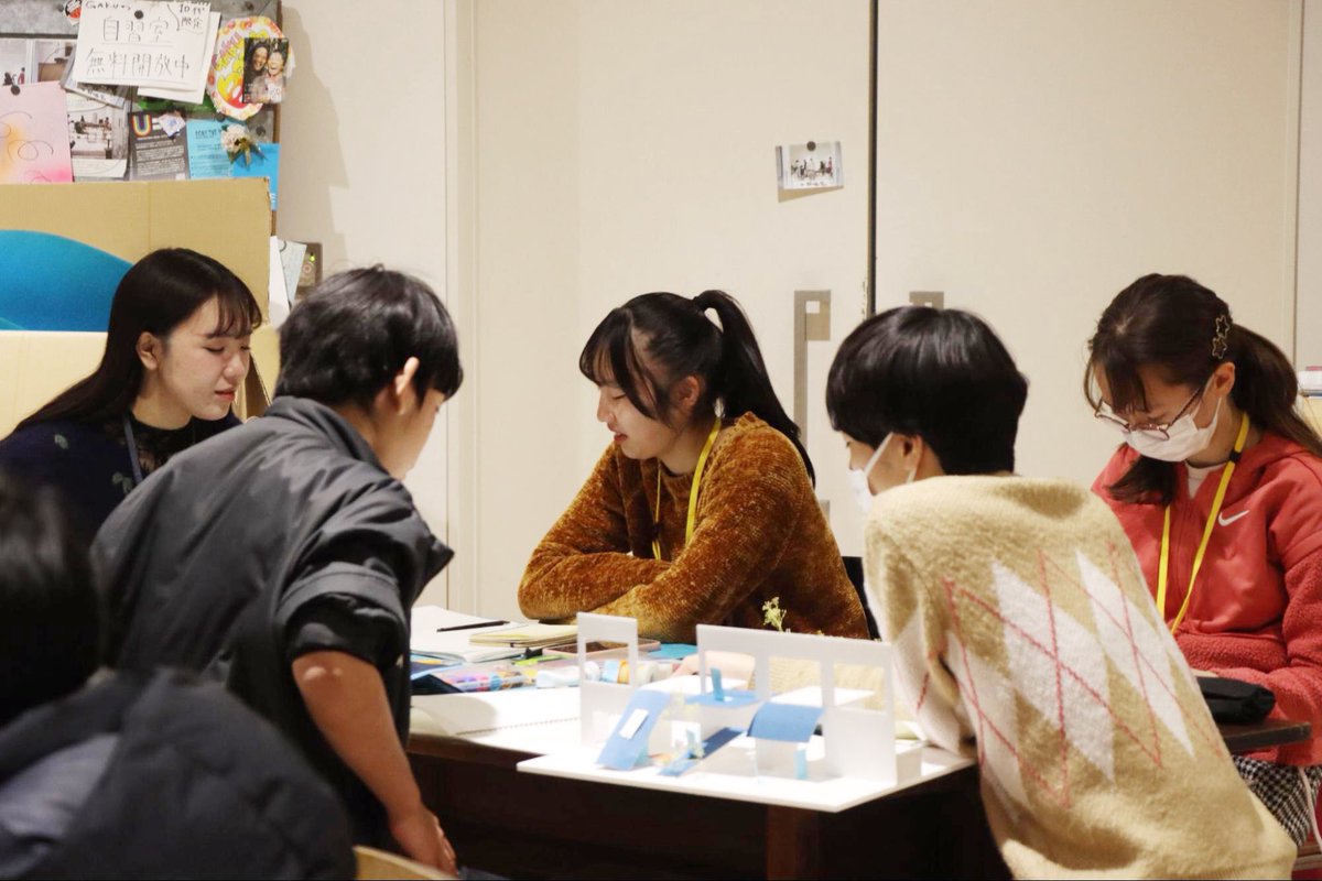 gakuschool's tweet photo. 【「まちの中の私とみんなの居場所 -対話を育むかたち-」第6回を開講しました】 「まちの中の私とみんなの居場所 -対話を育むかたち-」は、世界的建築家・伊東豊雄さんが主催する建築塾「伊東建築塾」 @itoschool との第6期目の建築のクラス。講師は、昨年度に引き続きPERSIMMON HILLS architectsの廣岡周平さんとKASAの佐藤敬さん。今年度は西小山エリアを舞台に、「私とみんなの居場所」という言葉から空間のあり方を探求し、建築アイデアを構想していきます。  講師のお二人とともに、伊東豊雄さん、百田有希さんを講評者にお招きし、アイデアをブラッシュアップする手がかりを掴んでいった前回の中間発表会。それを踏まえつつ、2月1日の第6回授業から、また模型制作を通した構想を進めていきました。  「その言葉によって自分が変わったかどうか、ということを基準にしてほしい。自分が変わっていないのに、心を動かされていないのに、案を変えてしまうのは違うと思う。他者との対話を大切にするのと同じくらい、自分との対話を大切にしましょう」ー廣岡周平さん  🔗レポート全文はこちら：
https://t.co/AGOVKeTTCT  #GAKUの授業風景