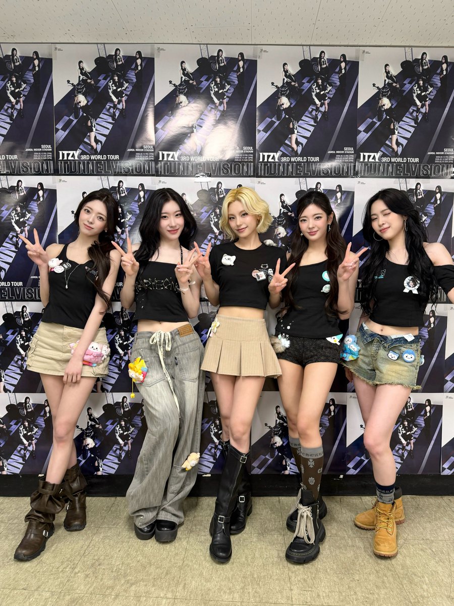 ITZY 3RD WORLD TOUR <TUNNEL VISION> in SEOUL l Re-Streaming

뜨거웠던 <TUNNEL VISION>으로 다시 FOCUS 🏍️
잠시 후 Beyond LIVE에서 만나요 💘

📽️ 2026.03.22 (SUN) 12PM (KST)
beyondlive.com/contents/872

#ITZY #MIDZY <a href="/ITZYofficial/">ITZY</a>
#ITZY_TUNNELVISION
#ITZY_TNVS
#ITZY_WORLD_TOUR
#BeyondLIVE