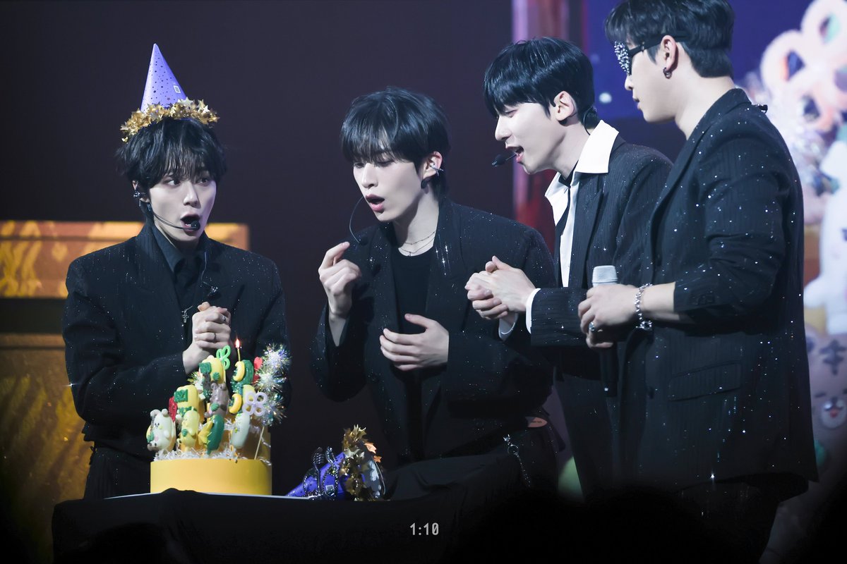 𝟭:𝟭𝟬 tweet media