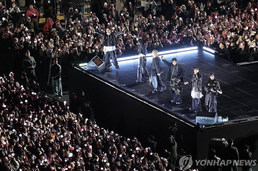 BTS 공연은 한국이 정상화되었다는걸 알리는 신호탄  
내란이 일어나고 그걸 시민들이 막고....민주적으로 탄핵하고
평화적으로 정권이 바뀌고....그리고 10개월....
BTS 공연이 전세계로 생중계되면서 그 동안 비정상이였던
한국이 이제 정상화되었다고 전 세계에 알리는 공연이다
굥정부때 있었던