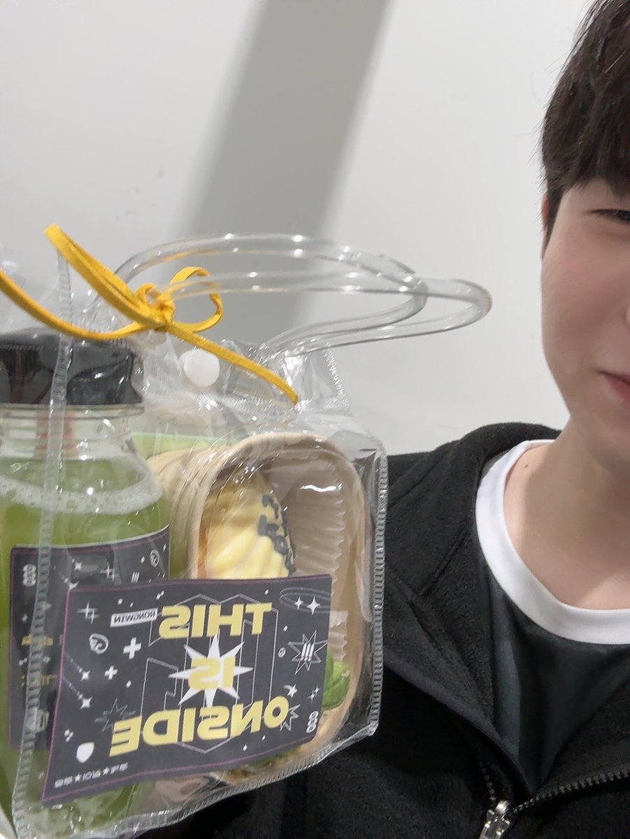 OW_ONSIDEGAMING's tweet photo. 깜짝 셀카도 같이 공개한다온🦡
👽@F4zE_OW @OwSp1nt @0w_kilo

#THISISONSIDE #RØDE #RØDEONSIDEGAMING https://t.co/fJzvkZTyKS