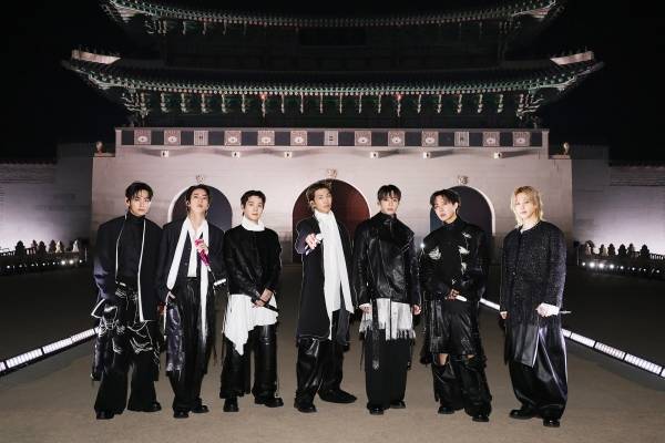 cestlavie9090's tweet photo. @BTS_twt appeared in custom looks by Korean designer Jay Songzio titled “Lyrical Armor". 
Story behind design, RM the hero, Jin the artist, Suga the architect, jhope the sorigun (sound man), Jimin the poet, V the seonbi (nobleman) &amp; Jungkook the vanguard.
#BTSLiveOnNetflix https://t.co/A6J62LJKjZ