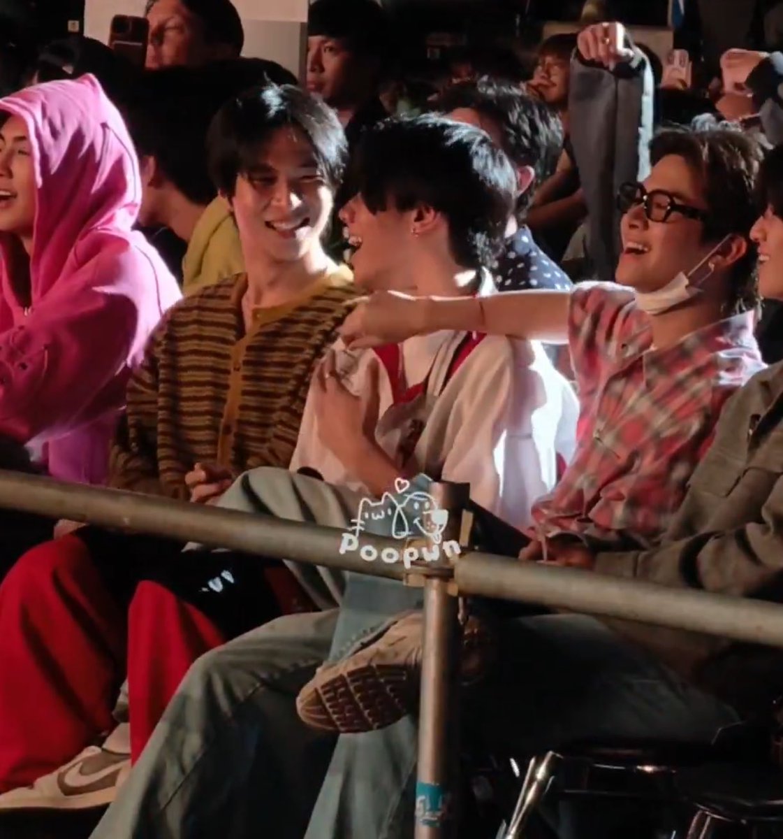 คนมะมีแฟน เขานั่งเอาขาไว้ไหนนะตอนดูคอน